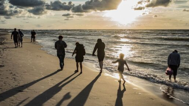 Una famiglia al mare &copy; Pixabay.