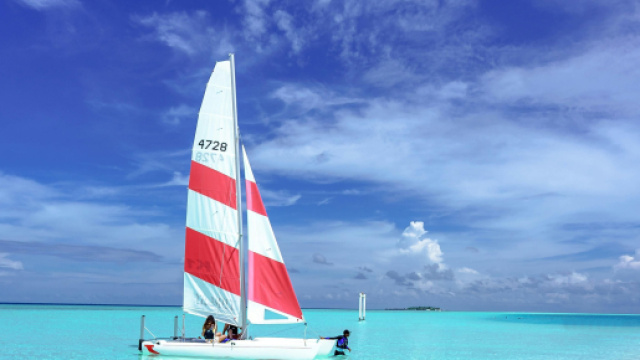 Baraca a vela sul mare limpido - &copy; Pexels