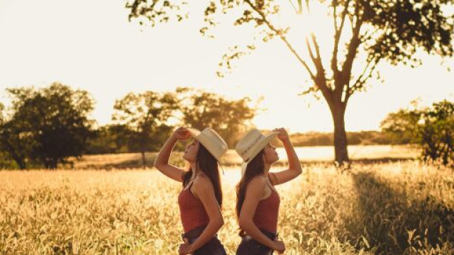 Due gemelle in campagna - &copy; Pexels