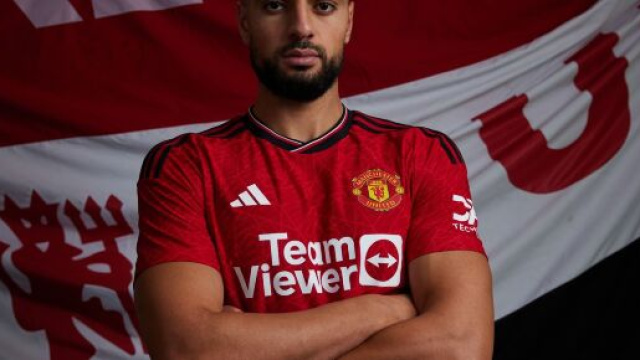 Amrabat con la maglia del Manchester United &copy; Profilo Facebook Amrabat