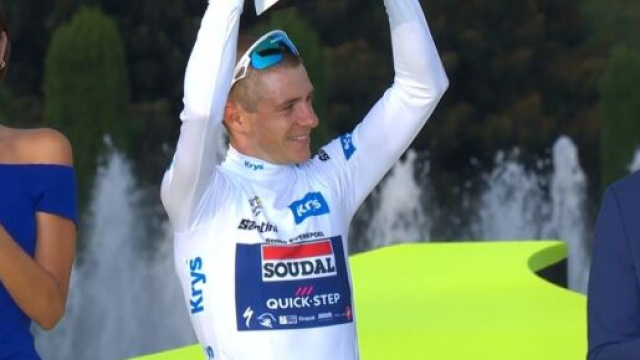 Remco Evenepoel sul podio del Tour de France - Screenshot &copy; Eurosport.