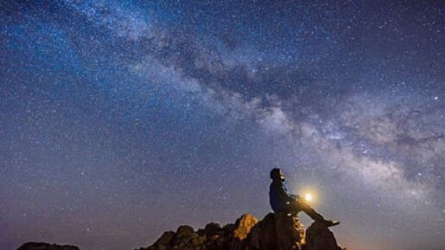 Un ragazzo che osserva il cielo (&copy; Pixabay).