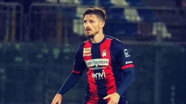 Giuseppe Loiacono con la maglia del Crotone - &copy; Instagram / Giuseppe Loiacono