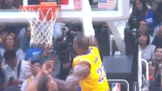 LeBron James con i Los Angeles Lakers - screenshot &copy; NBA Passion.