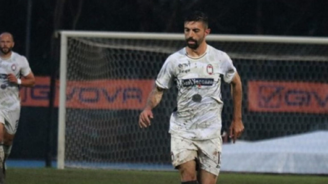 Mattia Vitale con la maglia del Crotone - &copy; Instagram / Mattia Vitale