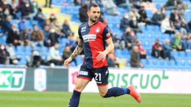 Manuel Nicoletti con la maglia del Crotone - &copy; Instagram / Manuel Nicoletti