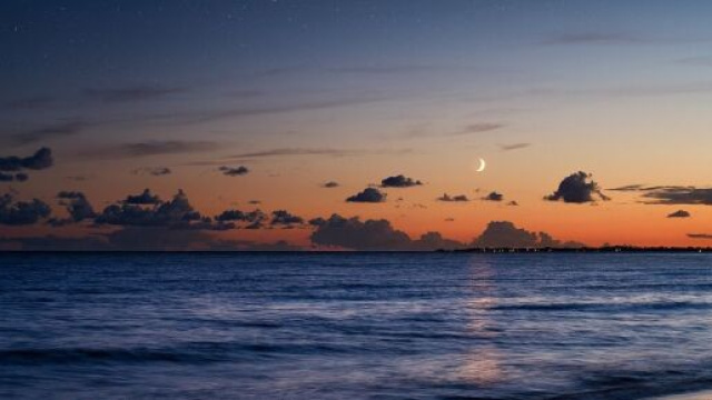 Tramonto sul mare con luna e stelle - &copy; Pixabay.