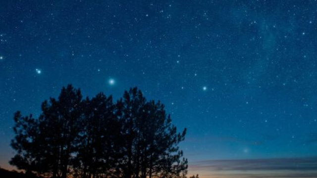Cielo stellato con crepuscolo &copy; Pexels.