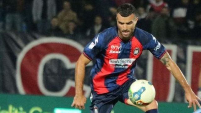 Carlo Crialese con la maglia del Crotone - &copy; Instagram / Carlo Crialese