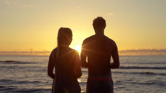 Coppia innamorata con mare e tramonto - &copy; Pixabay.