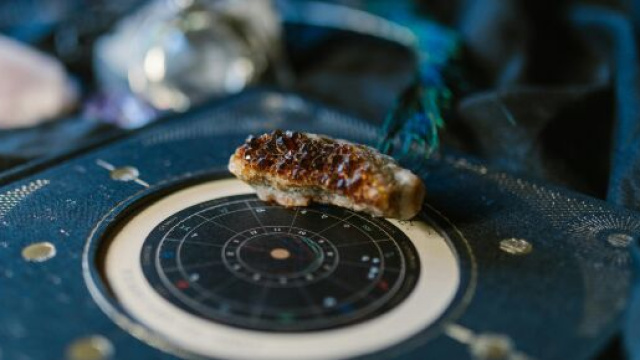Ruota dell'oroscopo con pietra -&copy; Pexels.