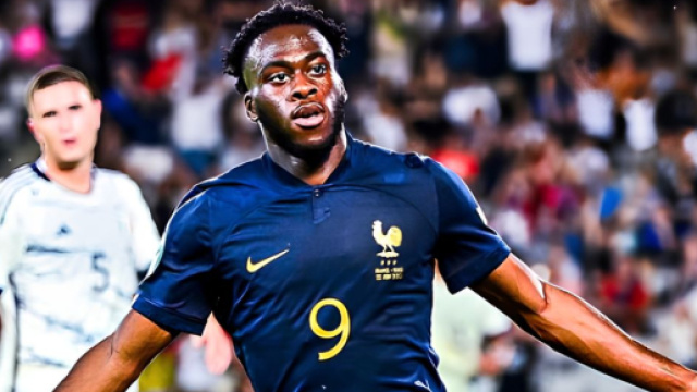 Arnaud Kalimuendo con la maglia della Nazionale Francese &copy; profilo arnaud_kalimuendo