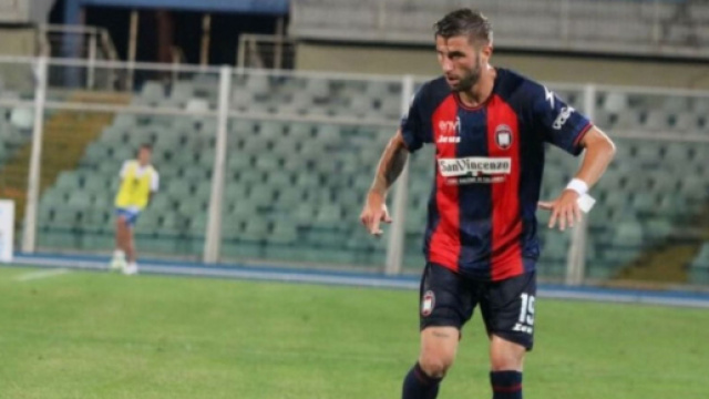 Alessio Tribuzzi con la maglia del Crotone - &copy; Instagram / Alessio Tribuzzi