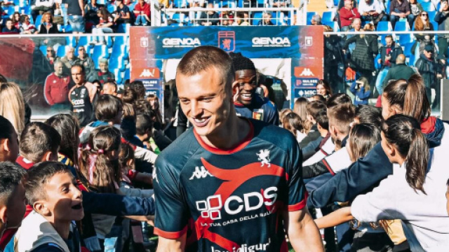 Gudmundsson mentre saluta ( &copy; profilo Inter fb)