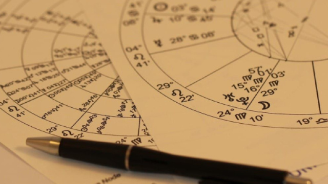 Penna e simboli dei segni zodiacali - Foto da &copy; Pixabay.