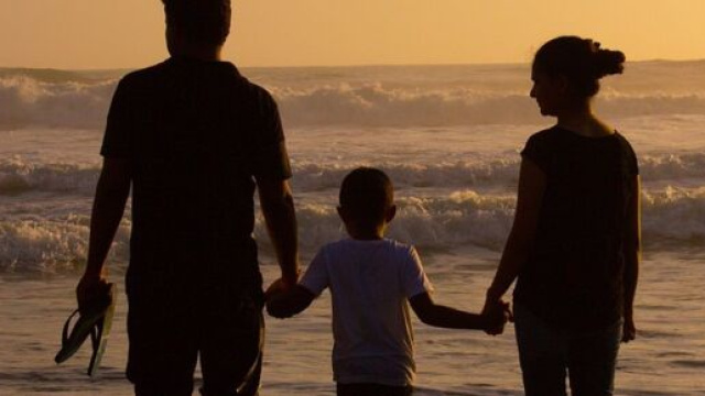 Una famiglia al mare &copy; Pixabay.