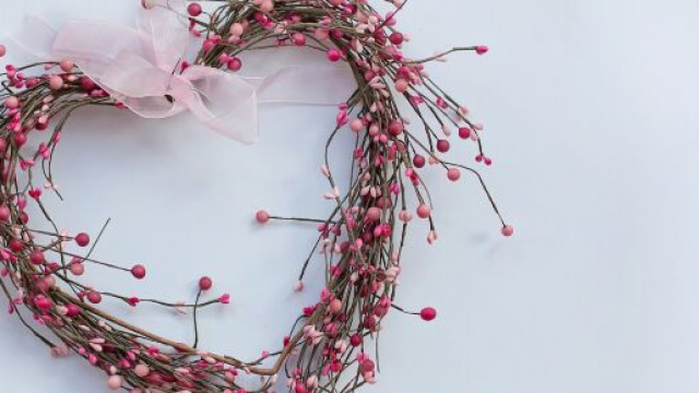 Cuore di rami e fiori &copy; Pixabay