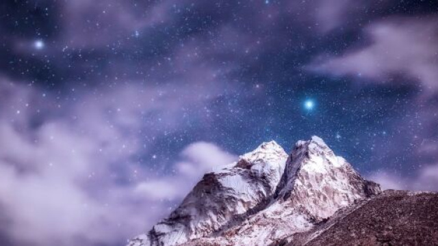Cielo di stelle su una montagna innevata - pixabay.com