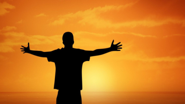 Figura di uomo con tramonto sul mare - &copy; Pixabay.