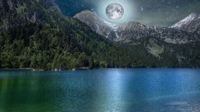 Panorama notturno con lago e monte - &copy; Pixabay.