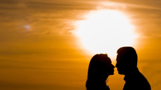 Una coppia e un tramonto Foto &copy; Pixabay.