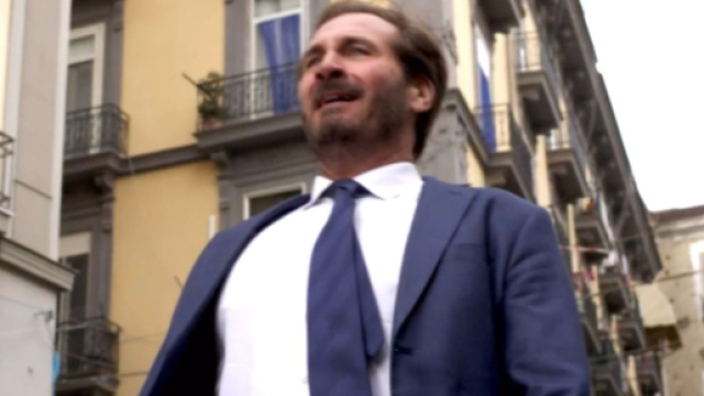 Alberto in scena, screenshot &copy; Un posto al sole