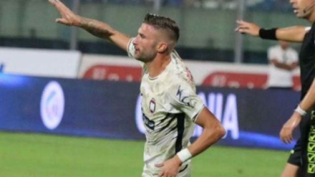 Alessio Tribuzzi con la maglia del Crotone - &copy; Instagram / Alessio Tribuzzi
