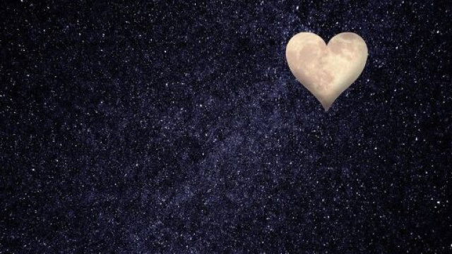 Una Luna a forma di cuore &copy;Pixabay