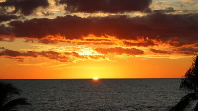 Cielo con nuvole e sole che tramonta sul mare-&copy; Pexels.com