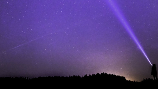 Uomo sotto a un cielo notturno &copy; pixabay.com