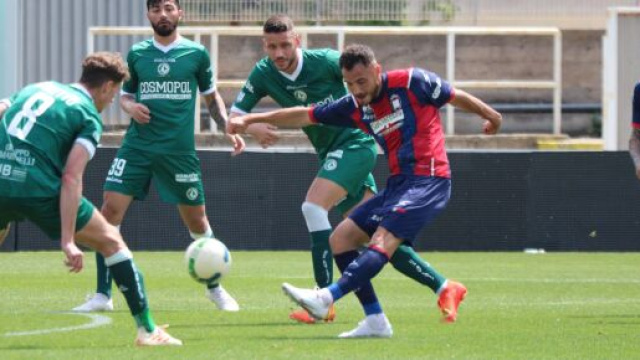 Guido Gomez in azione contro l'Avellino - &copy; FcCrotone.It