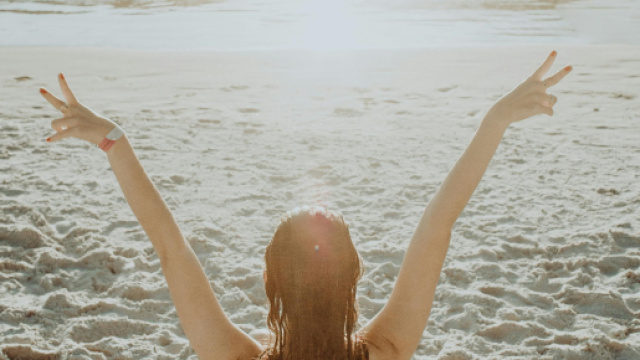 Donna di spalle in spiaggia &copy; Pexels