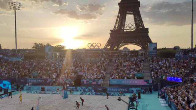 Lo spettacolare scenario delle gare del beach volley a Parigi &copy; Blasting News
