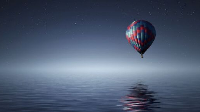 Una mongolfiera nella notte - &copy; Pixabay.com