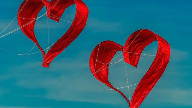 Aquiloni a forma di cuore &copy; Pixabay.