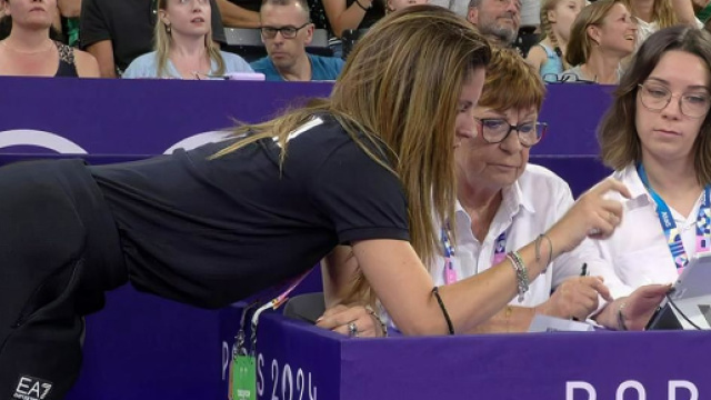 Claudia Mancinelli parla con la giuria &copy; RaiSport