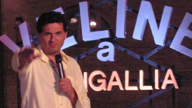 Teo Mammucari alla conduzione del programma Veline nel 2004 &copy; Wikimedia commons