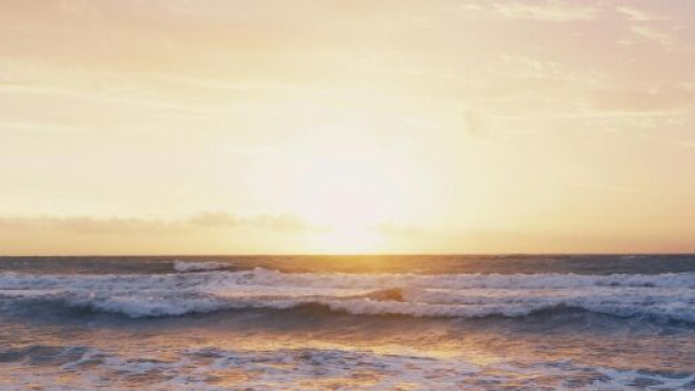 Tramonto sulle onde del mare - &copy; Pexels