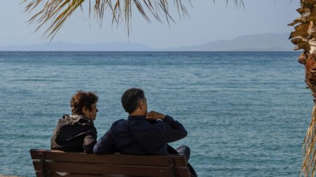 Coppia che osserva il mare &copy; Pexels.