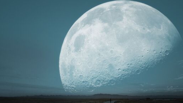 Una grande luna su sfondo azzurro &copy; Pixabay