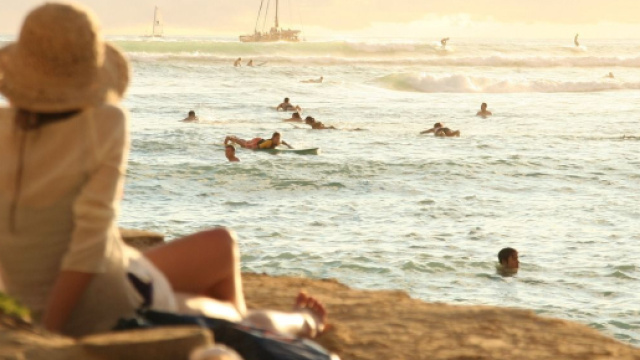 Una donna osserva il mare &copy; Pixabay