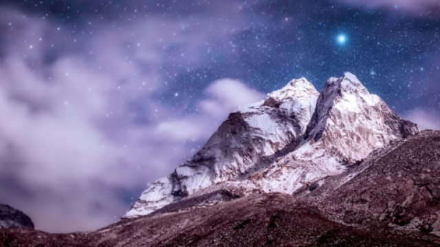 Cielo stellato su una montagna innevata &copy; pixabay.com