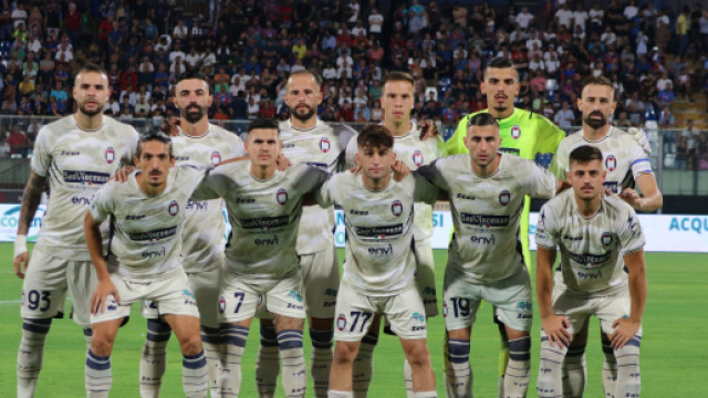 Il Crotone che ha vinto l'ultima sfida disputata a Catania nel 2023-2024 - &copy; FC Crotone.It