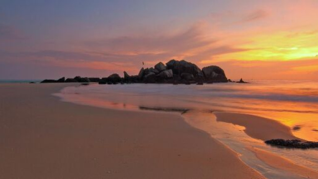 Spiaggia con il tramonto - &copy; Pexels