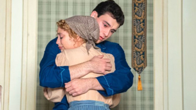 L'abbraccio di Jana e Curro &copy; La Promessa - Rtve