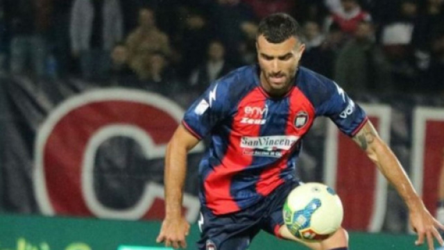 Carlo Crialese con la maglia del Crotone &copy; Instagram