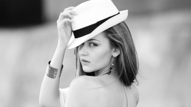 Donna con paglietta in bianco e nero - &copy; Pixabay.