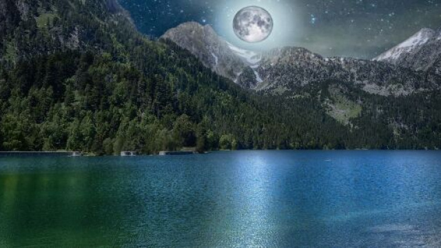 Lago con montagne e luna &copy; Pixabay