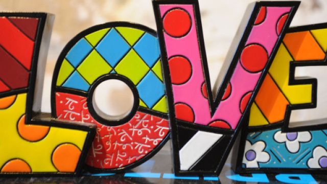 Scritta 'Love' di Romero Britto &copy; Pixabay.