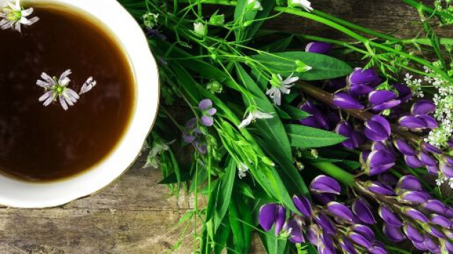 T&egrave; nero e fiori viola &copy; Pixabay